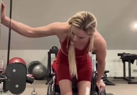 '足切断の危機' 米スキー女王、4週間ぶりに二足で立った "驚異の回復力"··· レブロンも「巨人にとってこれは小さなことだ」と応援