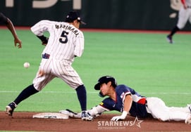 [Фото] Ли Чон Ху, По Мун Ён, дубль в начале восьмого иннинга