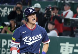 [相片儿] 金惠成在第8回合初2人出局1、2垒有人的机会，"因外场呼叫而遗憾爆发"