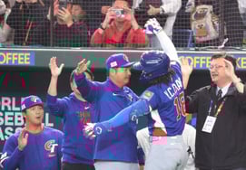 [Chụp ảnh] "Cái ôm đầy cảm kích với huấn luyện viên Đài Loan" Jang Wi Cheong đã chọn được cú home run cho Ryu Hyun Jin.