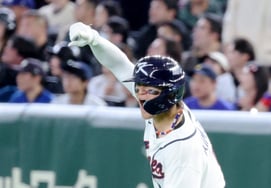 [Смущение одним разом] 'Внезапный хоум-ран и двойной ничью не закончились до самого конца!' Ким До Ён