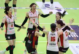 [Фото] Пак Чон А-Шимура 'Мы победили'