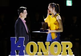 [Chụp ảnh] Yang Hyo Jin 'Ôi trời, giải thưởng lớn thế này'