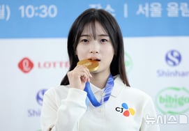 Чхве Га-он "К-поп группы Cortis, чем Духонку" - антивоенный фанат чемпиона мира по версии "К-поп группы Cortis" - был застенчив, поэтому не мог говорить."