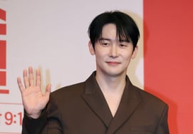 "Kim Jun Han Thong Thong Thong Thong Thong Thong Thong." [★Ảnh]