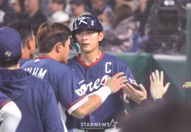 [フォト] 'ムン・ボギョンの二塁打で得点' イ・ジョンフ