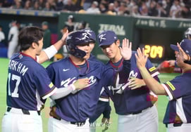 [相片儿] 文宝京击出"本垒打、二垒打、安打"