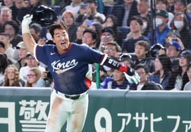 [フォト] 9回表、7-2の外野フライを打ったアン・ヒョンミン