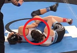 Nữ đấu vật bị loại trong loạt phim truyền hình 'Tự làm hại bản thân' "Mình bị bắt gặp trên màn hình phát sóng trực tiếp.""