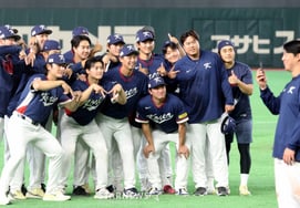 [相片儿] "投手们也都聚过来！'  柳贤振