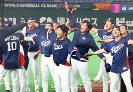 [At one go] "Let's go to Miami on a chartered plane."' the national baseball team's airplane ceremony