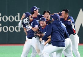 Khoảnh khắc chiến thắng → Mọi người đều chạy về phía Lee Jung Hoo với 'mãnh chúa tinh thần'