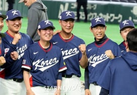 [フォト] 「泣いて…」笑いながら、リュ・ジヒョン監督とコーチングスタッフ