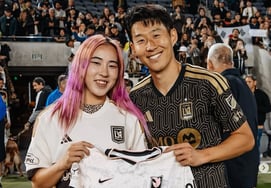 "ソン・フンミンは我慢できない" 日本サッカー界のレディー・ガガ、私情たっぷりの'ツーショット'公開··· 斬新な「ピンクのヒョウの頭」が注目を集める