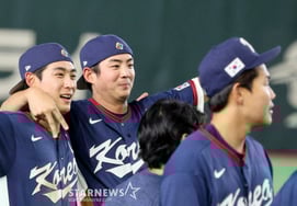 [Chụp ảnh] 'Khoảnh khắc này phải selfie chứ'' Goo Ja Wook