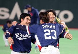 [フォト] 『キム・ドヨンとムン・ヒョンビン』を抱きしめるアン・ヒョンミン