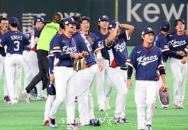 [フォト] 「グラウンドで喜びを分かち合う」野球代表チームの選手たち