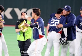 [フォト] イ・ジョンフを抱きしめて感動したリュ・ヒョンジン