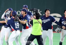 [At one go] "The moment I hugged my captain Lee Jung-hoo and enjoyed the joy." Moon Bo-kyung sat on the floor and cried