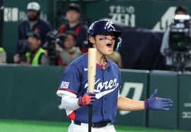 [相片儿] 金道英在第9回合初取得四坏球上垒后欢呼