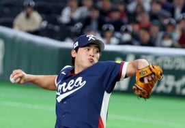 [フォト] 8回裏に緊急投入されたチョ・ビョンヒョン「守り抜いた」'