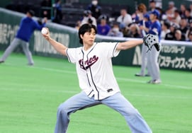 Johnny (NCT) ném bóng mở màn tại Tuần lễ thời trang Paris → WBC Hot Guy của World Klass."