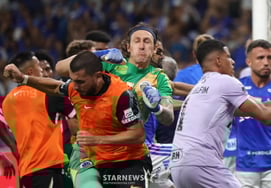 "足足23人退场"的足球史无前例的混战，用膝盖"啪"地打对方头部→失去理性的传奇"竟然让孩子们看到这样的一面..."