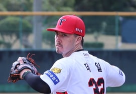 '裏切り者'となったKIAの新外国人選手はなぜ？→LGのパク·ヘミンは意識しすぎたのか 'なぜ雑なフォームでそこに悪送球を投げたのか' [WBC]