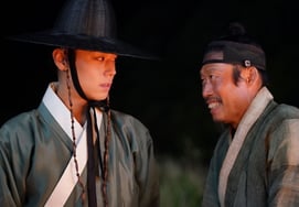 Похоже на 'историю'.Почему потомки Ом Хындо заподозрили в плагиате «Королевские сановники»? [человек.]