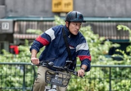 Ha Jung Woo làm thêm để trả lãi vayMột ngày của 'chủ tòa nhà' trôi chảy