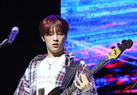 ドラゴンポニーのピョン・ソンヒョン「真剣なベーシスト」 [★写真]