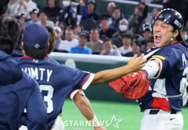 '韓国代表チームの捕手の品格' LGの仲間でもLGのコーチでもなかった··· 最初に見つけて抱きしめたのは「同じ屋根のライバル」ドゥサンだった