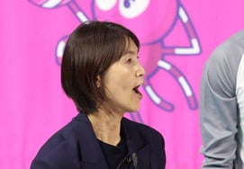 [相片儿] 鼓励选手的吉原慎太郎教练