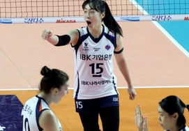 [Chụp ảnh] Hwang Min Kyung: 'Nắm đấm nhỏ cay quá'