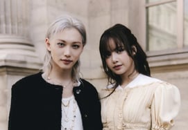 BLACKPINKのリサ、パリでSKZのフィリックスとツーショットを撮影