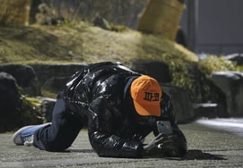 "埃菲尔铁塔特产"帕科在南山塔前下跪'人生照'礼物 [欢迎来到韩国]