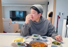 金俊浩，♥往金智敏准备的饭桌上扔了勺子，"本来想吃韩餐的..."