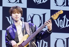 シンノスケ、恥ずかしがり屋のベーシスト [★写真]