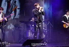 Бойд дебютировал с первым мини-альбомом '01'. [★Фото]