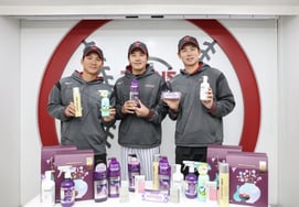 "Special Gift Set" Arrives in Front of LG Twins' Squad... Lim Chan Kyu, "I'll do my best this year"
