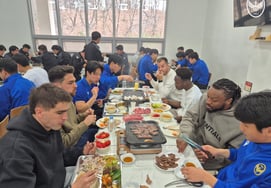 Incheon United's team recharges its stamina and fraud with Korean beef prepared by fan supporters' association