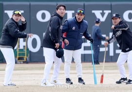 [Chụp ảnh] Jang Sung Woo 'Rất vui được gặp bạn, bóng chày à, bắt đầu giật mình'