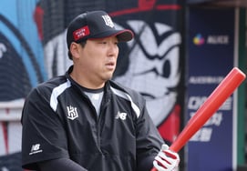 [Chụp ảnh] Kim Hyun Soo 'Chọn màu đỏ rồi'