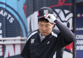 [Chụp ảnh] Kim Hyun Soo 'Cỗ máy đánh bóng đắm chìm trong suy nghĩ'