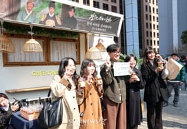 Đạo diễn Jang Hang Joon và khán giả đã chụp ảnh kỷ niệm rất biết ơn [★Ảnh]