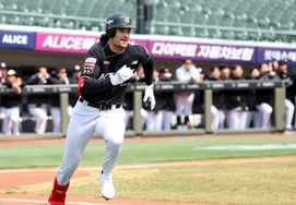 [相片儿] 希利尔取得先发制人的1打点，击出2垒打