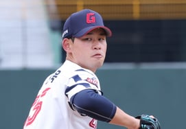 [Photo] Kim Jinwook's "Punching to the center."'