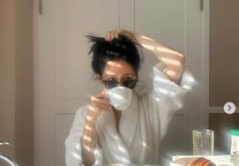 Lee Young Ae, mẹ sinh đôi 55 tuổi đúng không? Mukbang bữa sáng sang trọng chỉ mặc mỗi áo choàng [Star Issue]