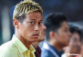 Honda khẳng định bằng tiếng Anh: "Tôi biết bạn rất nhạy cảm nhưng hãy tham gia World Cup"."