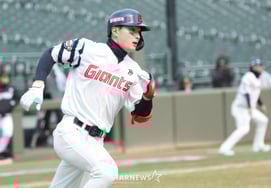 [Photo] Yoon Dong-hee's "Two RBIs from behind lightly."